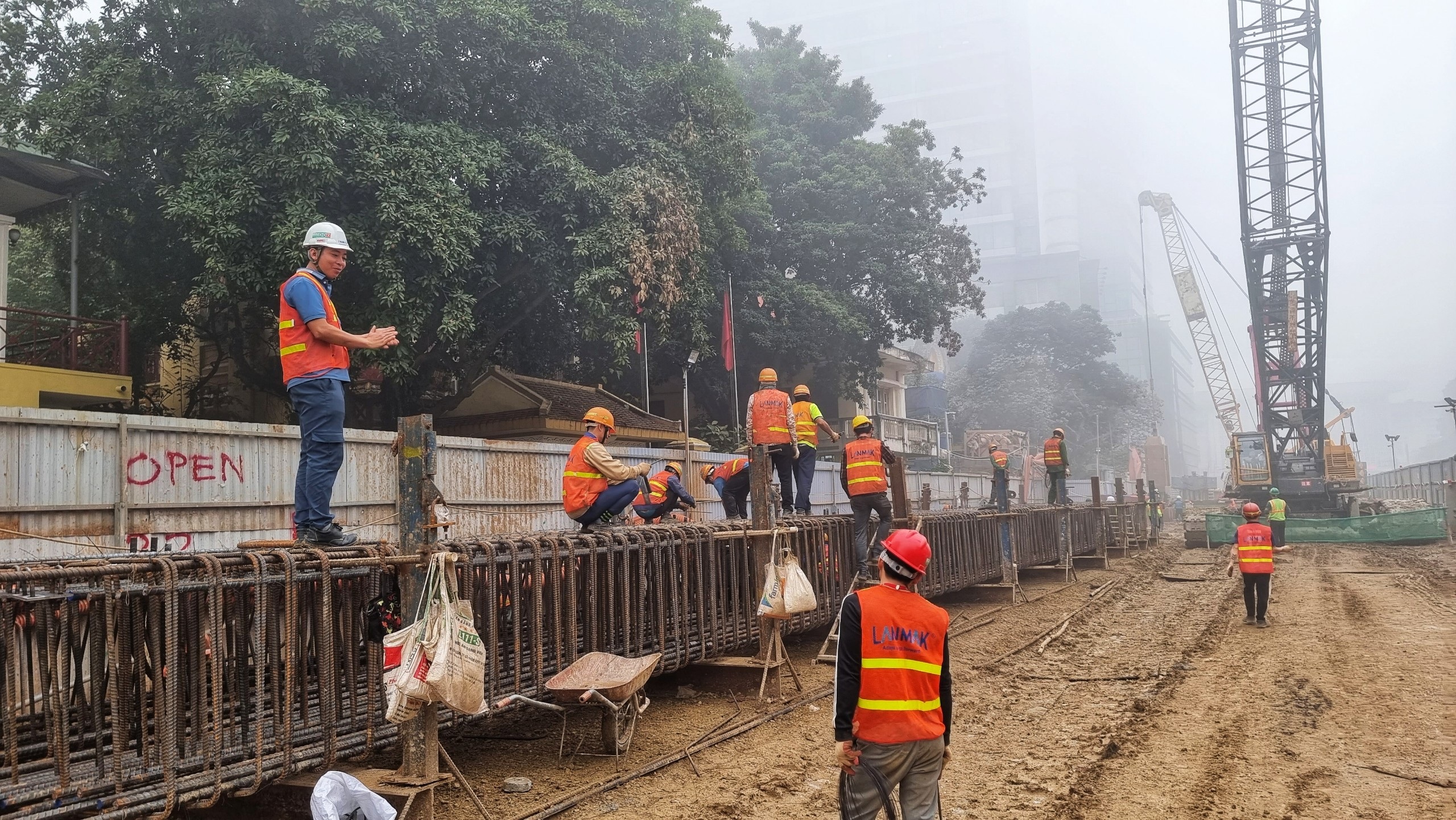 Mâm cúng ông Công đặc biệt trên công trường metro Nhổn - Ga Hà Nội - 5 Mâm cúng ông Công đặc biệt trên công trường metro Nhổn - Ga Hà Nội - 5