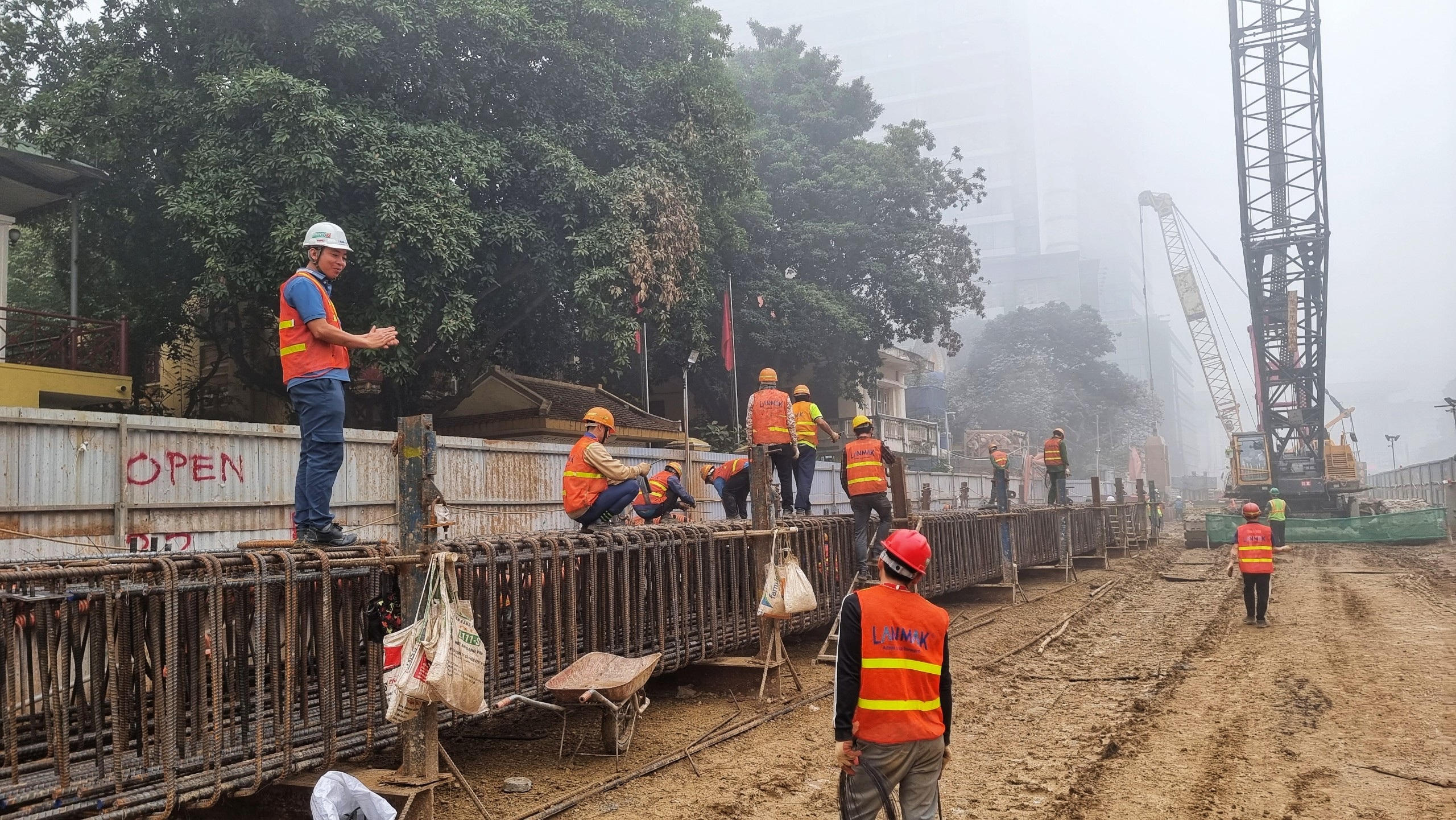 Mâm cúng ông Công đặc biệt trên công trường metro Nhổn - Ga Hà Nội - 5