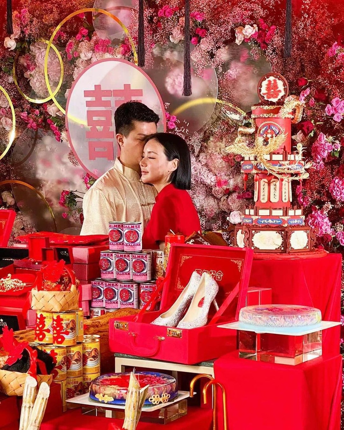 Lễ ăn hỏi 15 thỏi vàng, ngập túi hàng hiệu triệu đô của con gái tỷ phú - 2 Lễ ăn hỏi 15 thỏi vàng, ngập túi hàng hiệu triệu đô của con gái tỷ phú - 2