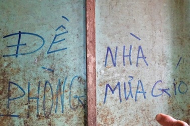 Sông Thu Bồn sạt lở, hàng chục ngôi nhà chênh vênh bên miệng "hà bá"