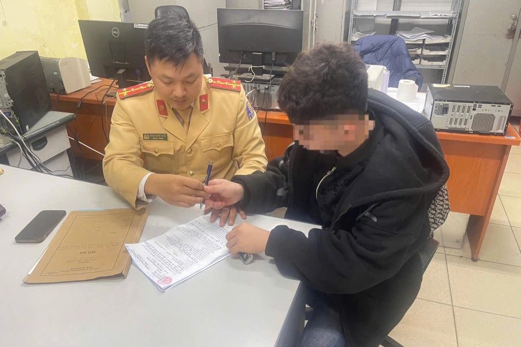 Nam thanh niên bị phạt 5 triệu đồng vì che, dán biển số - 1