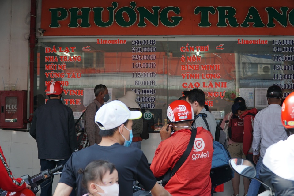 Đường về miền Tây kẹt cứng ngày đầu nghỉ lễ - 14 Đường về miền Tây kẹt cứng ngày đầu nghỉ lễ - 14
