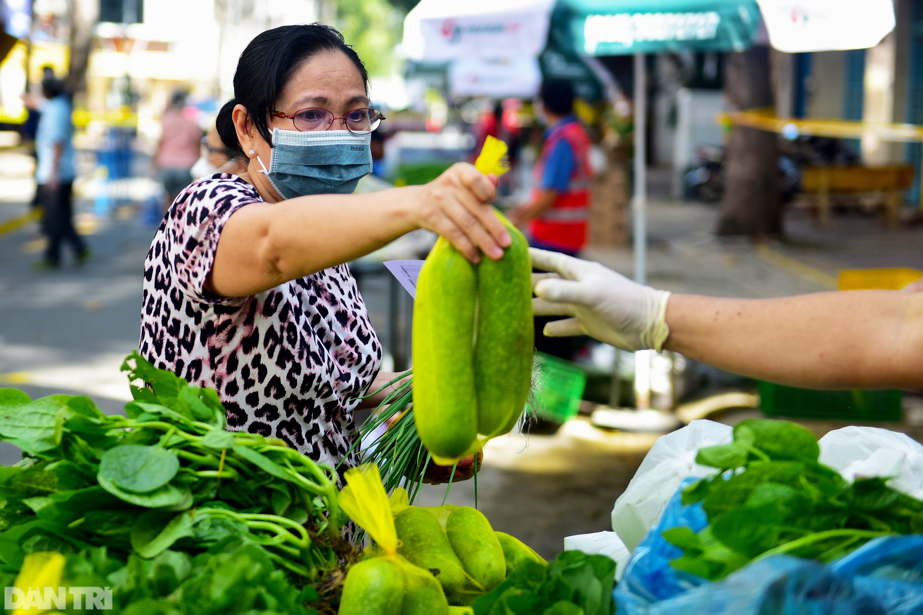 Chợ dã chiến dài 500 m trên vỉa hè phục vụ người dân vùng xanh TPHCM - 14 Chợ dã chiến dài 500 m trên vỉa hè phục vụ người dân vùng xanh TPHCM - 14