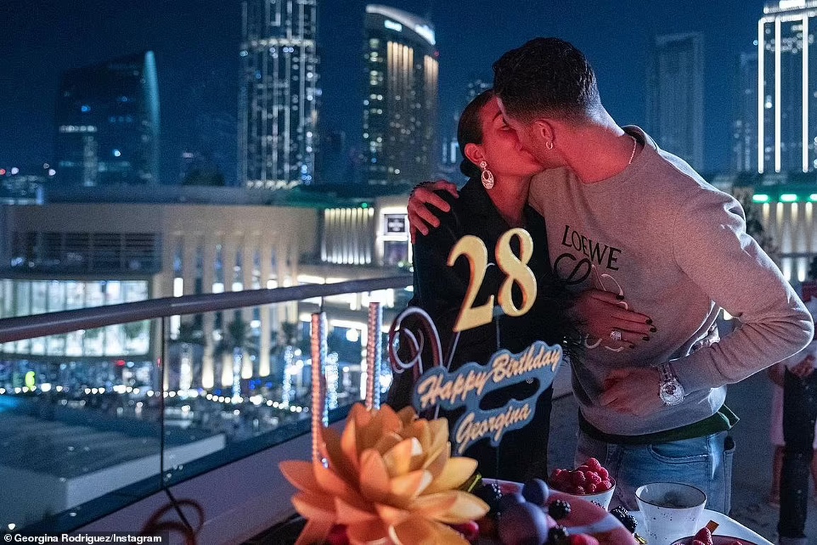 Bạn gái tình tứ hôn Ronaldo trong tiệc sinh nhật xa hoa - 1 Bạn gái tình tứ hôn Ronaldo trong tiệc sinh nhật xa hoa - 1