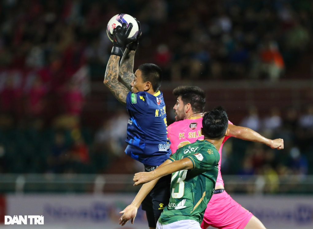 Lee Nguyễn chơi ấn tượng, CLB TPHCM đánh bại Sài Gòn FC - 7 Lee Nguyễn chơi ấn tượng, CLB TPHCM đánh bại Sài Gòn FC - 7