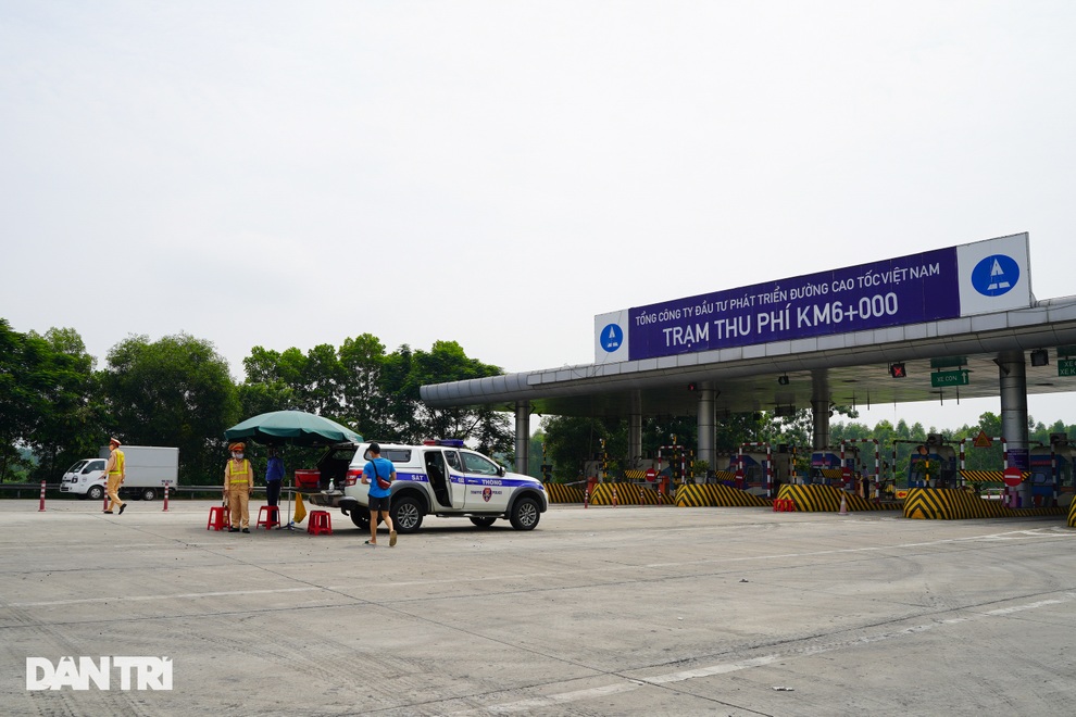 Tài xế bức xúc việc trả phí cao tốc khi phải quay xe không được vào Hà Nội - 1 Tài xế bức xúc việc trả phí cao tốc khi phải quay xe không được vào Hà Nội - 1
