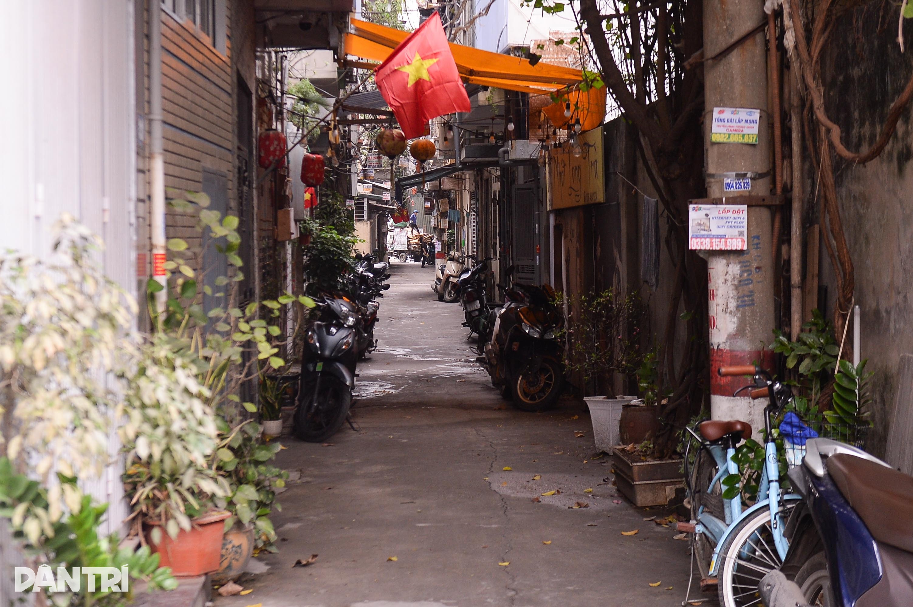 View - Cột khói khổng lồ ở Hà Nội nằm giữa khu chung cư cao tầng, cách nhà dân 15m | Báo Dân trí