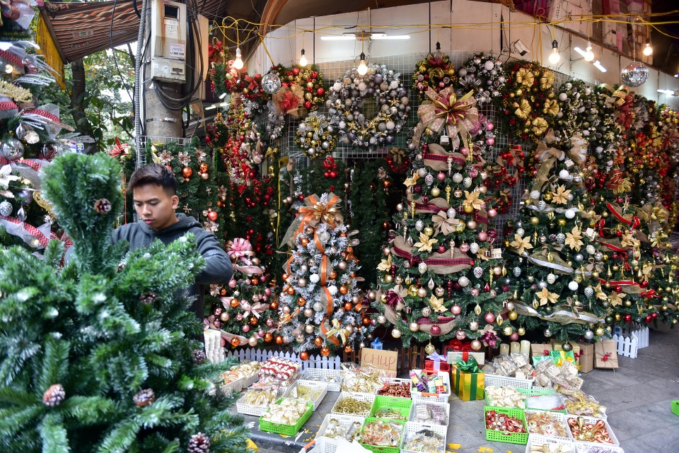 Cây thông Noel giá chục triệu đắt hàng trước lễ Giáng sinh - 2 Cây thông Noel giá chục triệu đắt hàng trước lễ Giáng sinh - 2