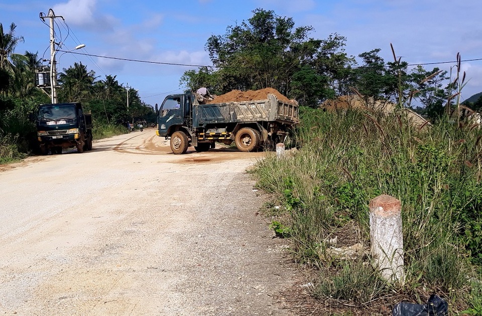 Núp bóng dự án, ồ ạt khai thác cát trên sông Lại Giang - 3 Núp bóng dự án, ồ ạt khai thác cát trên sông Lại Giang - 3