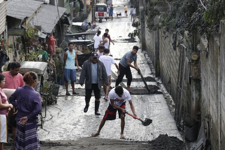 Núi lửa Philippines phun trào dung nham đỏ rực, dân khốn khổ vì tro bụi dày đặc - 12 Núi lửa Philippines phun trào dung nham đỏ rực, dân khốn khổ vì tro bụi dày đặc - 12