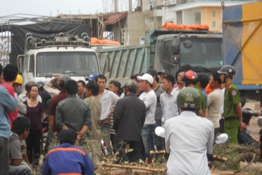 Giao thông hỗn loạn vì dân dựng rào chặn xe tải
