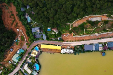 Homestay vây kín hồ Đồng Đò, nhiều dấu hiệu sạt lở đường ven bờ sau mưa