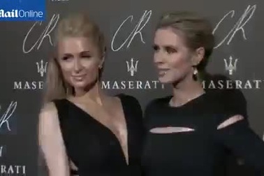 Paris và em gái Nicky Hilton tỏa sáng trên thảm đỏ