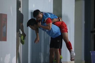 Bác sĩ cõng cầu thủ U22 Việt Nam chấn thương rời sân tập