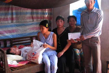 Trao quà cho “Những người nghèo không mong Tết” 