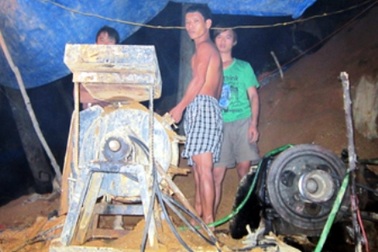 Bắt 15 "vàng tặc" trong rừng sâu