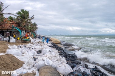 Thủ tướng: Bí thư, chủ tịch các tỉnh hoãn họp để tập trung chống bão số 13