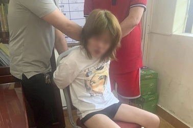 Cô gái nghi "ngáo đá" xông vào trụ sở công an gây rối