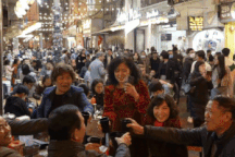 Du khách vui chơi, ăn uống nhộn nhịp trên phố ẩm thực Ngũ Xã ở Hà Nội