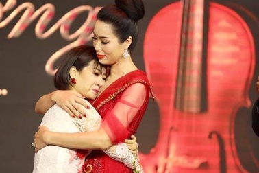 Mai Phương bật khóc trong đêm nhạc tiếp sức cho bố con đạo diễn Đỗ Đức Thành