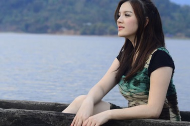 Lý Nhã Kỳ lãng mạn trên hồ Lắk