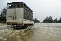 Quảng Bình: Quốc lộ 1A nhiều đoạn vẫn còn ngập sâu