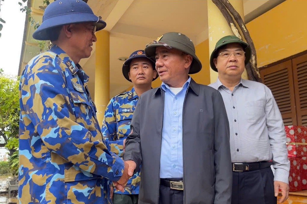 Thường trực Ban Bí thư Trần Cẩm Tú thăm hỏi người dân vùng lũ Khánh Hòa - 2