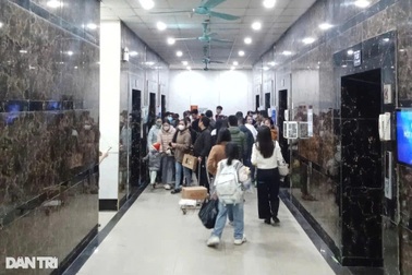 Thang máy chung cư tê liệt vì một vụ cháy, cư dân leo bộ hàng chục tầng