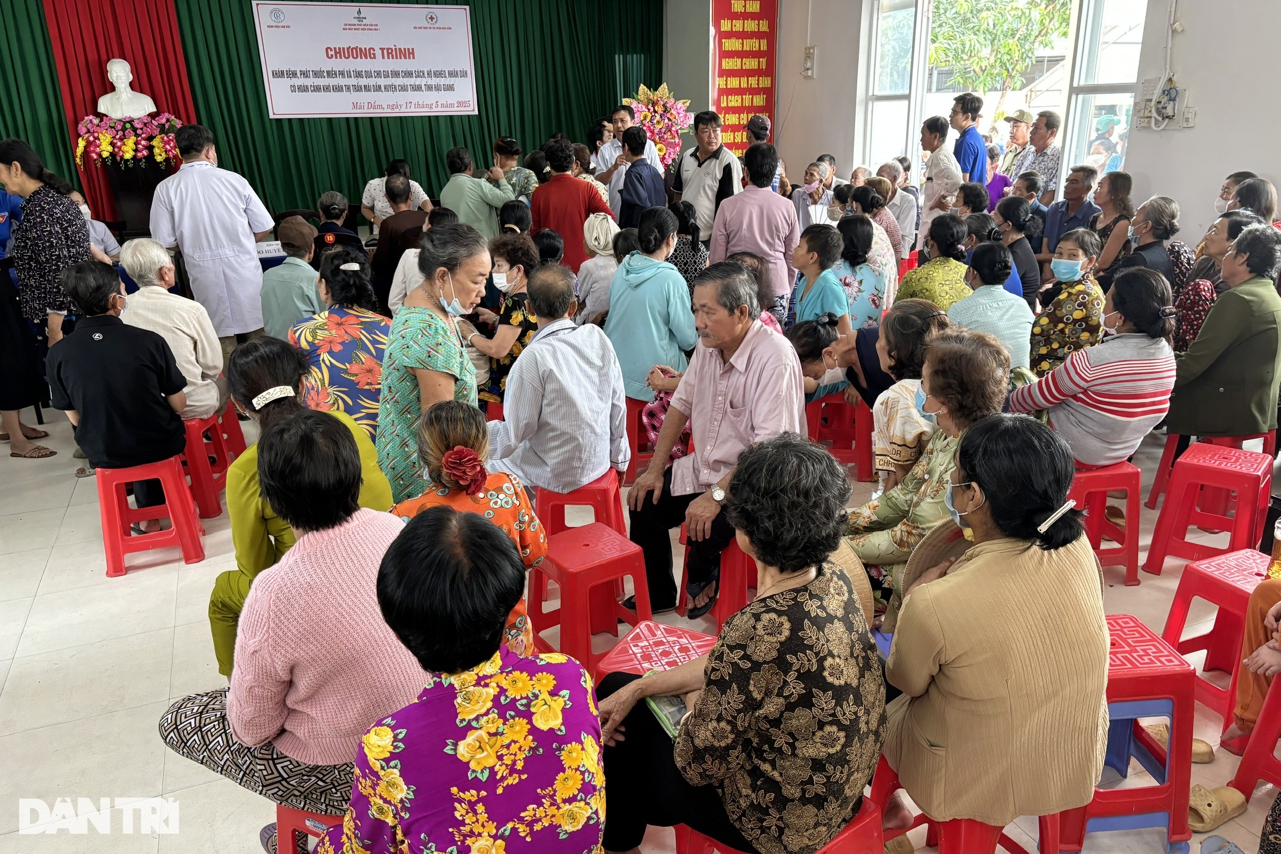 Người đàn ông ngủ dậy bỗng... tâm thần, vợ 23 năm đi khắp nơi để cứu chồng - 1 Người đàn ông ngủ dậy bỗng... tâm thần, vợ 23 năm đi khắp nơi để cứu chồng - 1