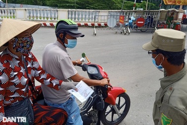 Chưa tiêm đủ 2 liều vaccine, nhiều người phải quay đầu khi vào vùng đỏ