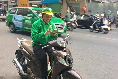 Đang “quyết đấu” Uber, Grab, “ông chủ” Mai Linh bất ngờ… chạy xe ôm