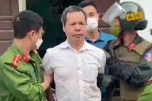 Cầm hung khí xông thẳng vào trụ sở gây thương tích cho cán bộ xã