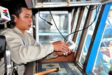 Gắn thiết bị kết nối vệ tinh để ngư dân bám biển dài ngày