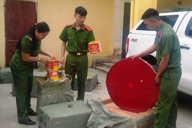 Bắt giữ hơn 400kg pháo nổ vận chuyển qua biên giới trong đêm