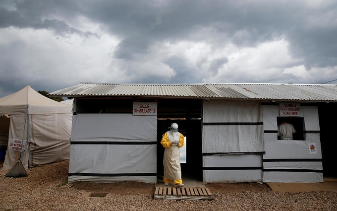 Nhân viên y tế tại một trung tâm điều trị Ebola ở Beni, Cộng hòa Dân chủ Congo, tháng 3/2019. (Ảnh: Reuters).