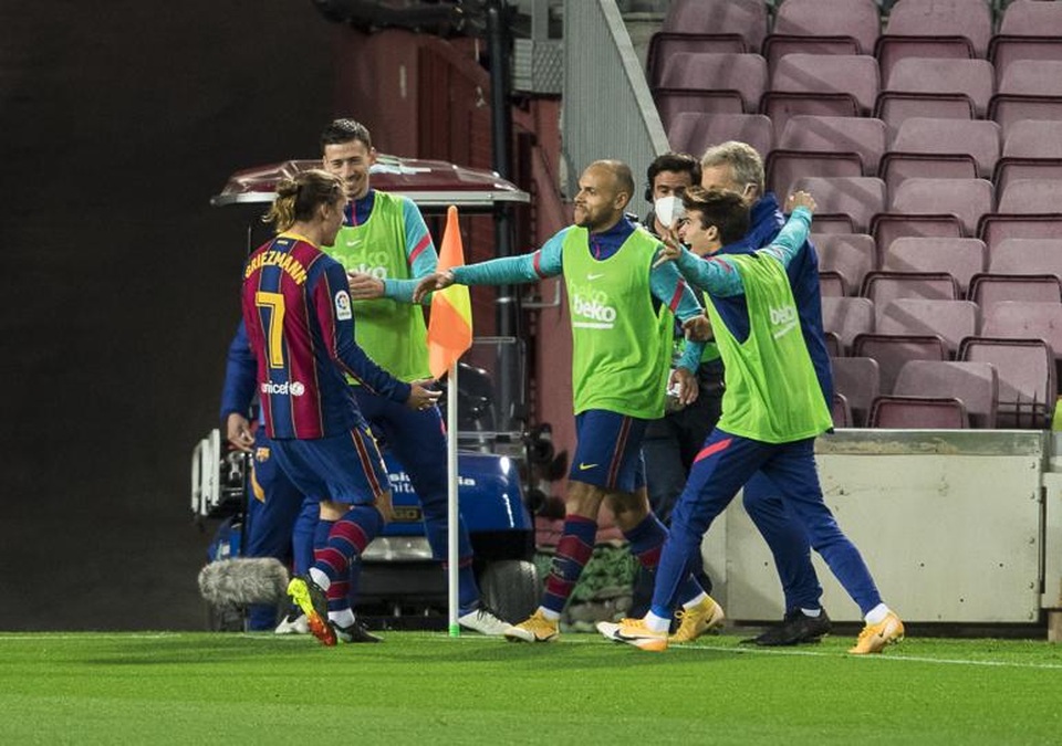 Messi lập siêu phẩm sút phạt, Barcelona soán vị trí của Real Madrid - 11 Messi lập siêu phẩm sút phạt, Barcelona soán vị trí của Real Madrid - 11