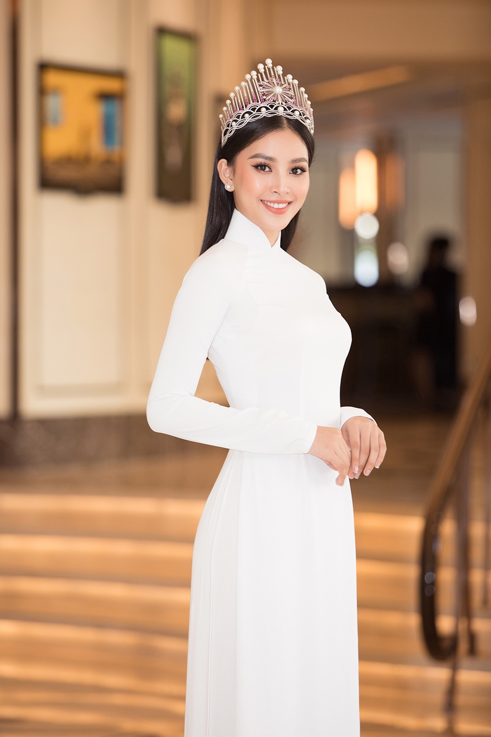 Hoa hậu Đỗ Mỹ Linh, Trần Tiểu Vy, Lương Thuỳ Linh đọ dáng với áo dài trắng - 3 Hoa hậu Đỗ Mỹ Linh, Trần Tiểu Vy, Lương Thuỳ Linh đọ dáng với áo dài trắng - 3