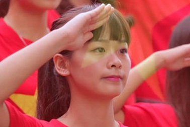 Xúc động MV "Tổ quốc gọi tên mình" của 132 thủ khoa Hà Nội