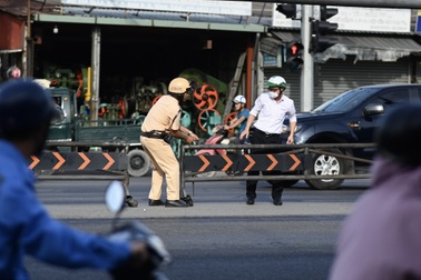 Ngày đầu thay đổi giờ mở giao lộ ở TPHCM, xe máy không còn đi ngược chiều