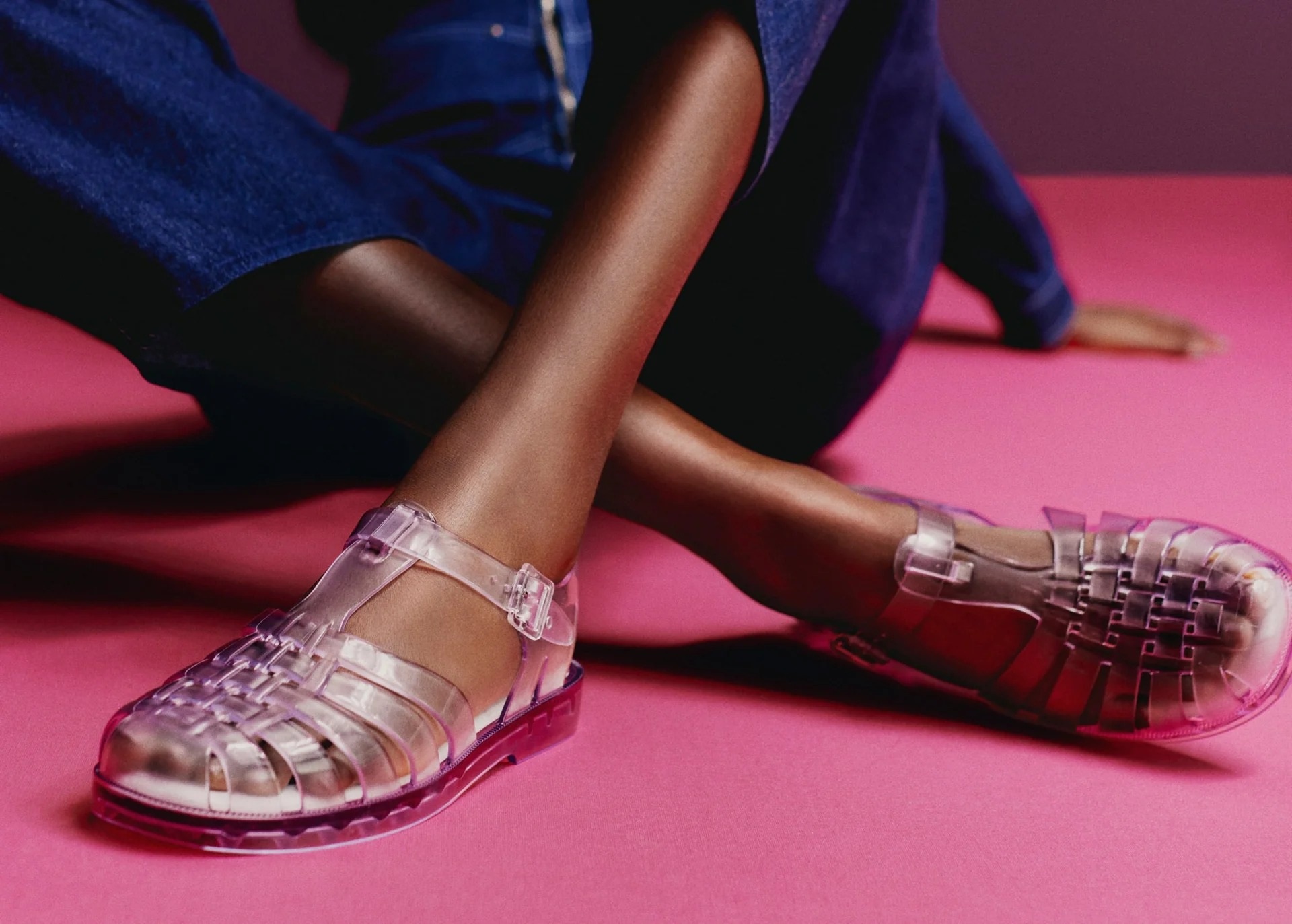 Sandals ngư dân làm từ nhựa dẻo phối màu tươi sáng giúp tô điểm cho đôi chân của phái đẹp thêm rực rỡ (Ảnh: Melissa Shoes).