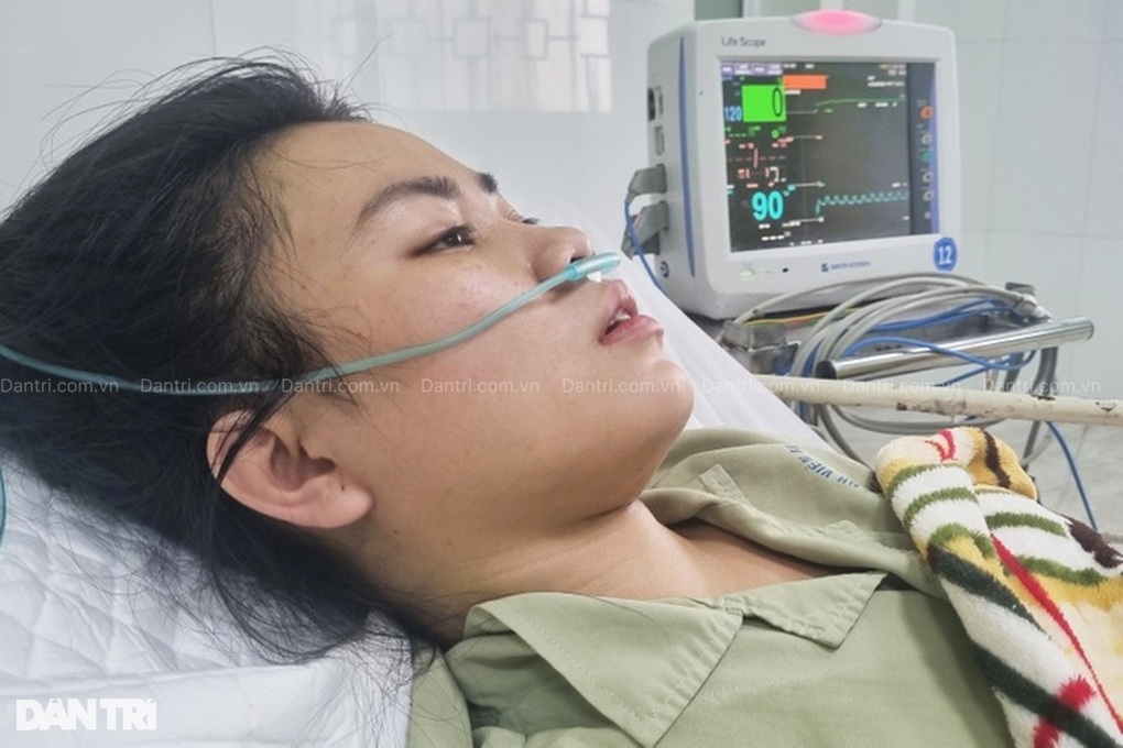 Cô giáo 23 tuổi nguy kịch, cha bán rẫy keo non và vay tiền khắp nơi cứu con - 2 Cô giáo 23 tuổi nguy kịch, cha bán rẫy keo non và vay tiền khắp nơi cứu con - 2
