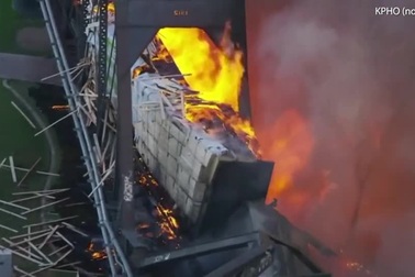 Tàu chở hàng 102 toa cháy ngùn ngụt làm sập cầu ở Mỹ