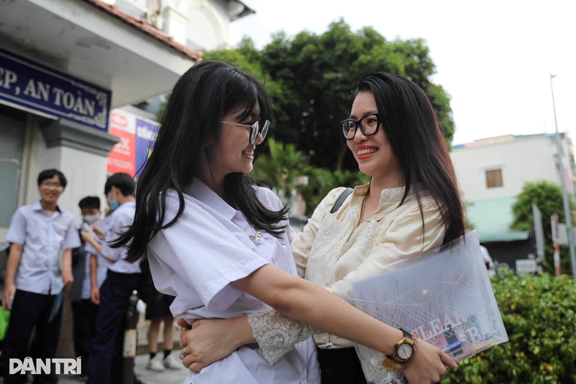 Muôn vàn cảm xúc của phụ huynh học sinh tại kỳ thi lớp 10 ở TPHCM - 12 Muôn vàn cảm xúc của phụ huynh học sinh tại kỳ thi lớp 10 ở TPHCM - 12