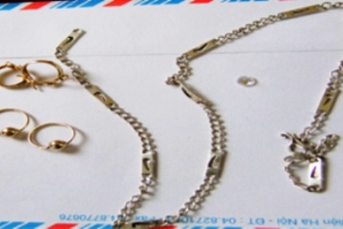 Nữ quái chuyên đón đường học sinh tiểu học để xin đểu