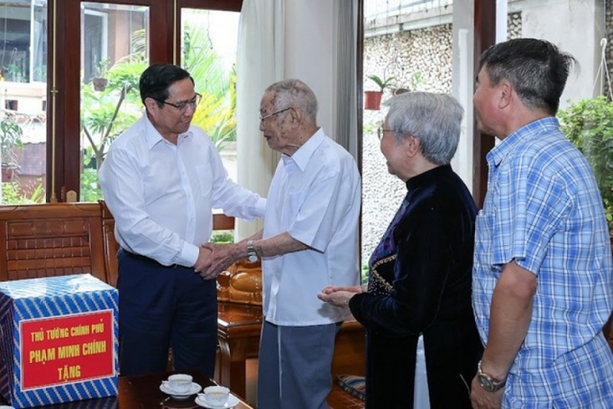 Thủ tướng Phạm Minh Chính đến thăm đồng chí Ngô Thành, cán bộ lão thành cách mạng - Ảnh: VGP/Nhật Bắc.
