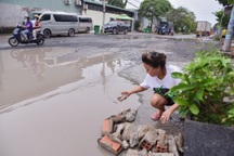 Người dân than khổ vì con đường dày đặc "hố bom" ở TP Thủ Đức