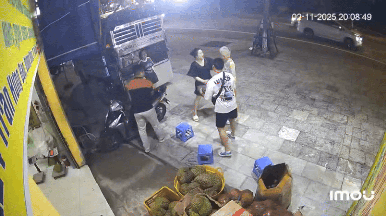 Tìm cụ bà Hàn Quốc đi lạc, chủ tiệm từ chối nhận 13 triệu đồng tiền cảm ơn