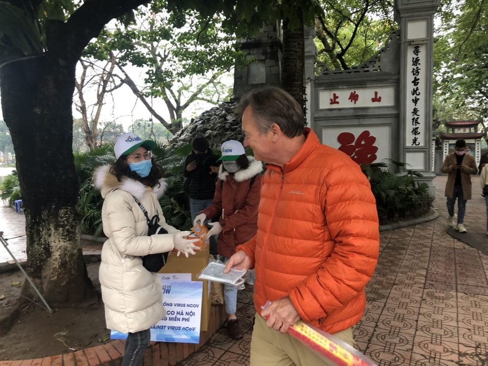Du khách nước ngoài bất ngờ vì được tặng khẩu trang miễn phí - 2 Du khách nước ngoài bất ngờ vì được tặng khẩu trang miễn phí - 2