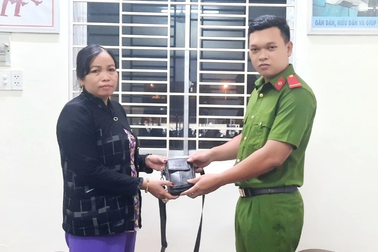 Nam công nhân không tham khi nhặt được tiền, vòng cẩm thạch