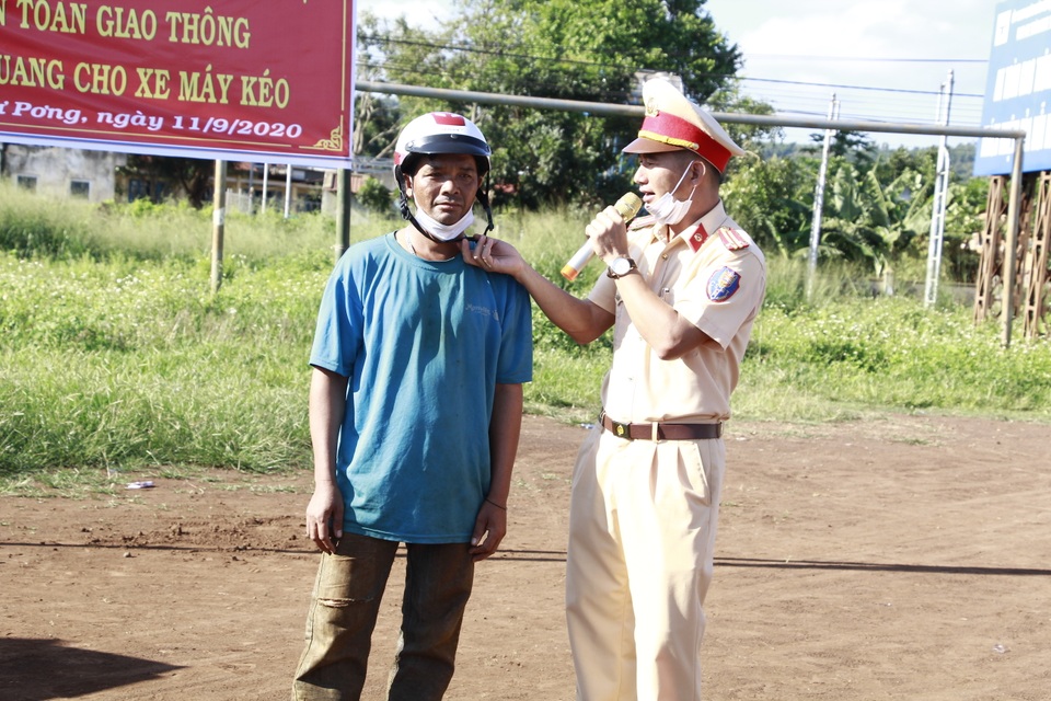 Hàng trăm người dân lái xe công nông đi gắn biển phản quang - 3 Hàng trăm người dân lái xe công nông đi gắn biển phản quang - 3